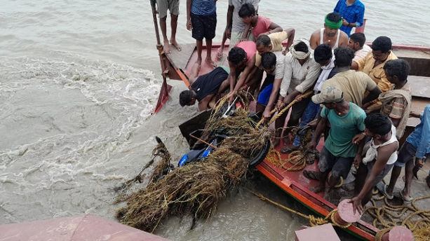 कोसी नदी में यात्रियों से भरी नाव डूबी