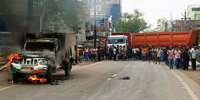 हाजीपुर में पिकअप वैन की अंधाधुंध दौड़ ने मचाया तबाही एक की मौत पांच रौंदे गुस्साई जनता ने आग के हवाले किया गाड़ी